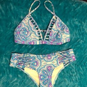 Colorful 2 piece by Hollister! Great condition